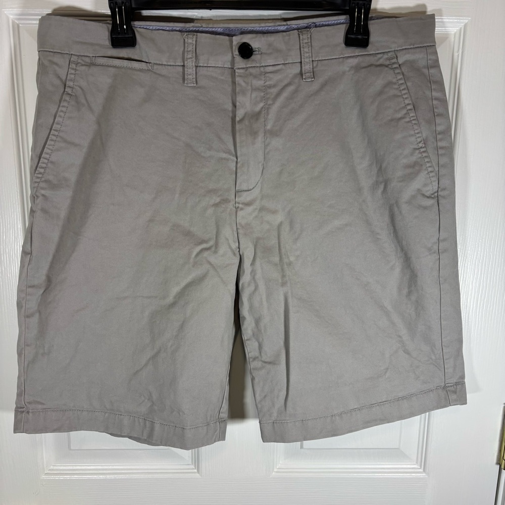 Tommy Hilfiger Men’s Gray Khaki Shorts Size 34 Inseam 9 Flat Front 97% Cotton